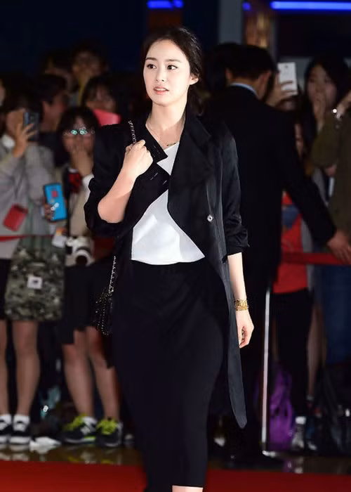 Ngay cả khi ăn diện đơn giản nhưng nữ diễn viên vẫn toát lên vẻ đẹp cuốn hút đến lạ lùng.