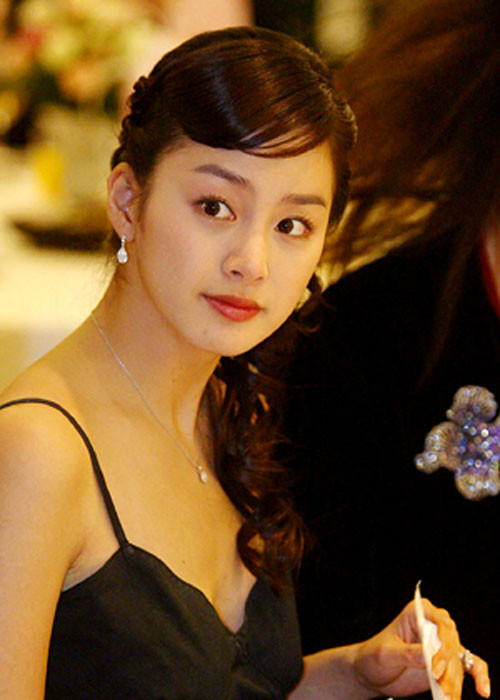 Sở hữu đôi mắt to tròn rất có hồn, mỹ nhân đẹp nhất xứ Hàn Kim Tae Hee được rất nhiều khán giả yêu mến với vai diễn Han Yu Ri trong bộ phim “Nấc thang lên thiên đường”.