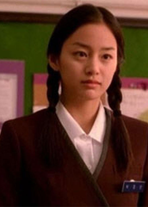 Vẻ đẹp tự nhiên đã giúp Kim Tae Hee lọt vào mắt xanh của một giám đốc quảng cáo và được mời hợp tác năm 2000. Từ đó, cô bắt đầu sự nghiệp người mẫu và tham gia bộ phim đầu tay “Last Present” năm 2001.