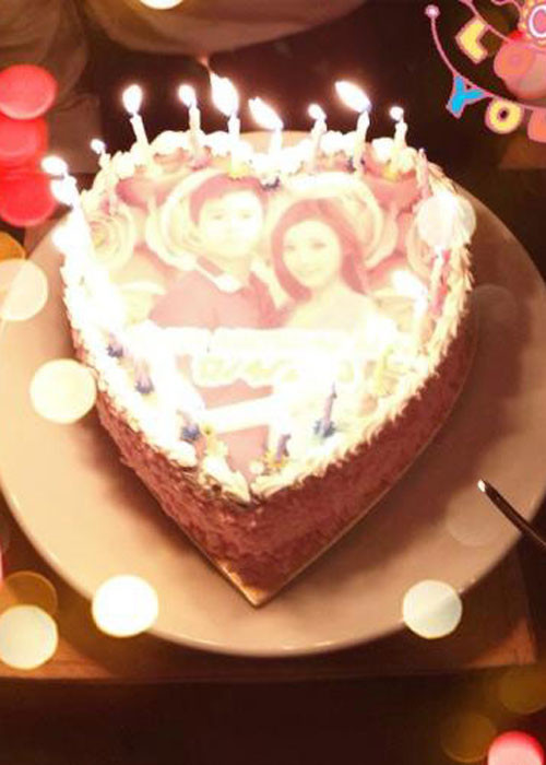 Không lâu sau đó, vào sinh nhật của Phan Thành, nữ diễn viên “Mùa hè lạnh” hạnh phúc chia sẻ chiếc bánh kem có hình của hai người để gửi đến bạn trai. Điều này khiến người hâm mộ tin rằng Midu hẹn hò Phan Thành và mối quan hệ của họ tiến triển tốt đẹp.