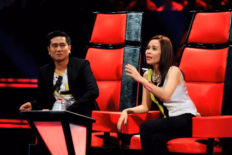 Vo chong Ho Hoai Anh ngoi ghe nong The Voice Kids 2015-Hinh-3