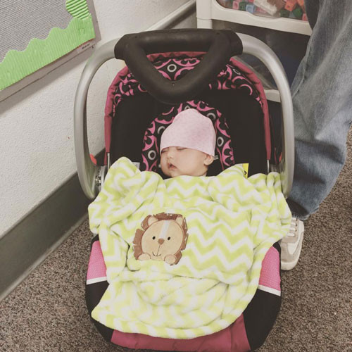 Bé Yvona chính là kết quả trái ngọt tình yêu giữa diễn viên Kim Hiền và ông xã Việt kiều Andy. Sau đám cưới sang trọng, giữa tháng 7, Kim Hiền theo chồng sang Mỹ định cư và chỉ một thời gian ngắn sau đó, cô lâm bồn, hạ sinh bé gái bụ bẫm.