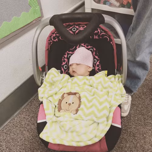 Bé Yvona chính là kết quả trái ngọt tình yêu giữa diễn viên Kim Hiền và ông xã Việt kiều Andy. Sau đám cưới sang trọng, giữa tháng 7, Kim Hiền theo chồng sang Mỹ định cư và chỉ một thời gian ngắn sau đó, cô lâm bồn, hạ sinh bé gái bụ bẫm.