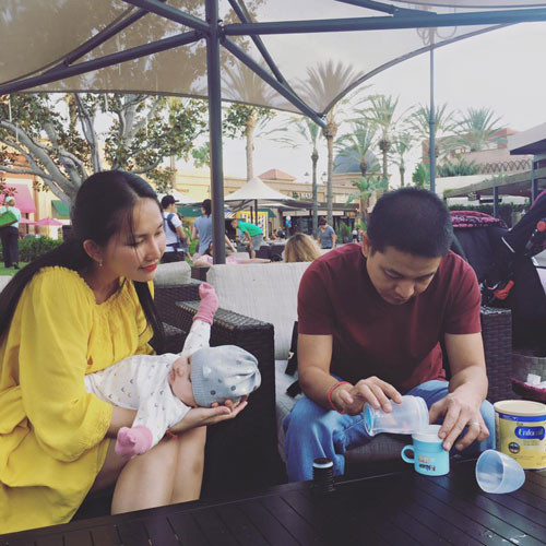 Kim Hiền tự hào khoe chồng tự tay pha sữa cho con, hình ảnh này khiến nhiều chị em ghen tị. Bà mẹ hai con cũng tiện bề khoe luôn công chúa nhỏ mũm mĩm của mình.