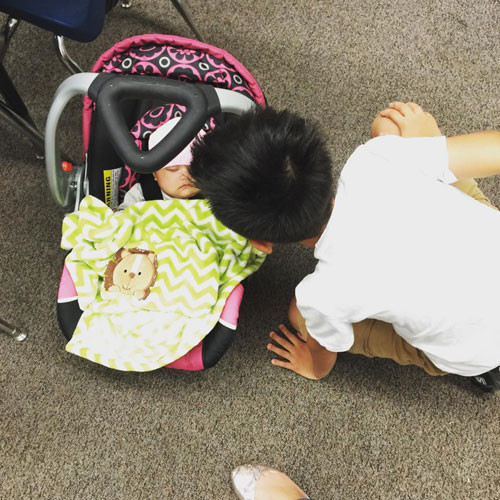 Từ lúc có em gái, Sonic tỏ ra yêu quý và thích chơi với cô bé nhiều hơn. Sonic rất hạnh phúc khi được bố dượng Andy yêu chiều và yêu thương như con đẻ. Cậu bé được nhập học tại một trường ở Mỹ và luôn được bố mẹ đưa đi chơi rất nhiều nơi.