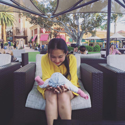 Dù sang Mỹ, phải tạm dừng công việc phim ảnh lại nhưng Kim Hiền vẫn luôn năng động trẻ trung. Cô được chồng đưa đi khắp mọi nơi, bà mẹ trẻ cũng mang theo luôn con gái mới hơn 3 tháng đi cùng.