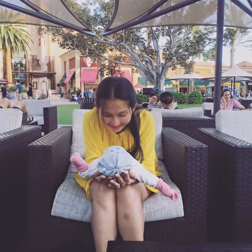 Dù sang Mỹ, phải tạm dừng công việc phim ảnh lại nhưng Kim Hiền vẫn luôn năng động trẻ trung. Cô được chồng đưa đi khắp mọi nơi, bà mẹ trẻ cũng mang theo luôn con gái mới hơn 3 tháng đi cùng.