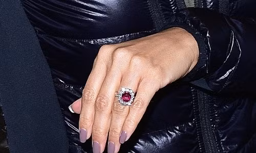 Cặp sao trở về Mỹ để cùng đón Giáng sinh bên những người thân yêu. Nữ diễn viên 40 tuổi thu hút sự chú ý bởi chiếc nhẫn đính hôn ruby khá lớn.