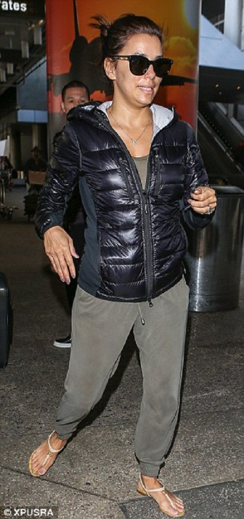 Nữ diễn viên diện trang phục khá đơn giản.