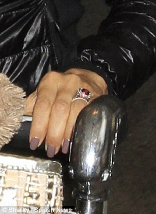 Chiếc nhẫn đính hôn đắt giá với rất nhiều kim cương.