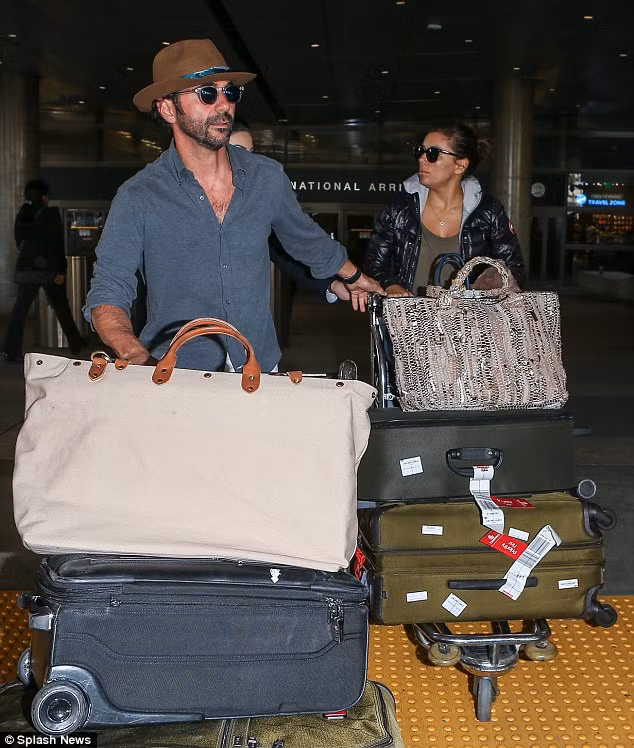 Người đẹp của bộ phim “Những bà nội trợ kiểu Mỹ” Eva Longoria chính thức thông báo đính hôn với bạn trai Jose Antonio Baston tại Dubai vào ngày 14/12 vừa qua.