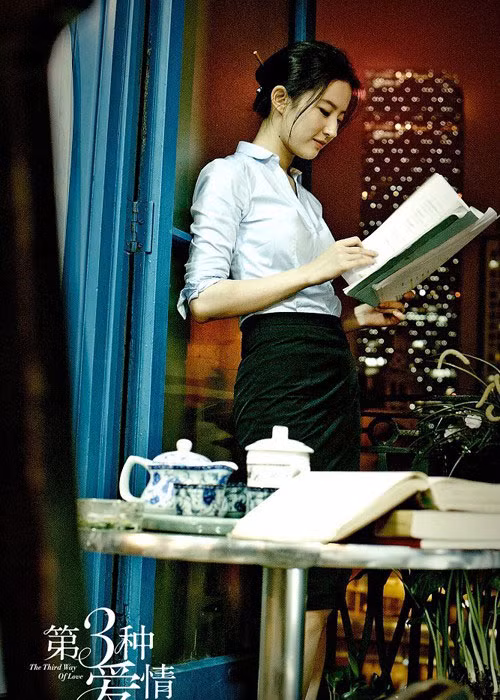 Phim "Tình yêu thứ ba" chính thức ra mắt vào ngày 30/9. Nhờ chuyện tình ngoài đời của cặp diễn viên chính nên phim được chú ý từ khi chưa ra rạp.