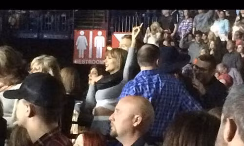 Sau đó cặp uyên ương cùng trà trộn vào đám đông của đêm diễn.