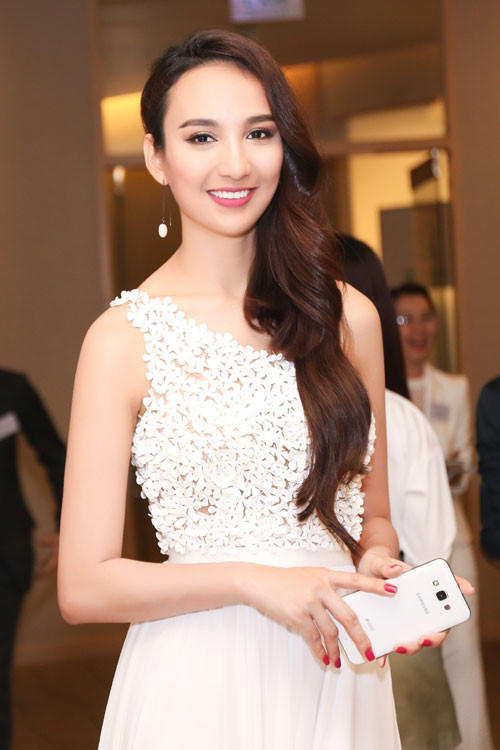 Đã có một con gái 5 tuổi nhưng người đẹp vẫn giữ được nét tươi trẻ ngọt ngào.