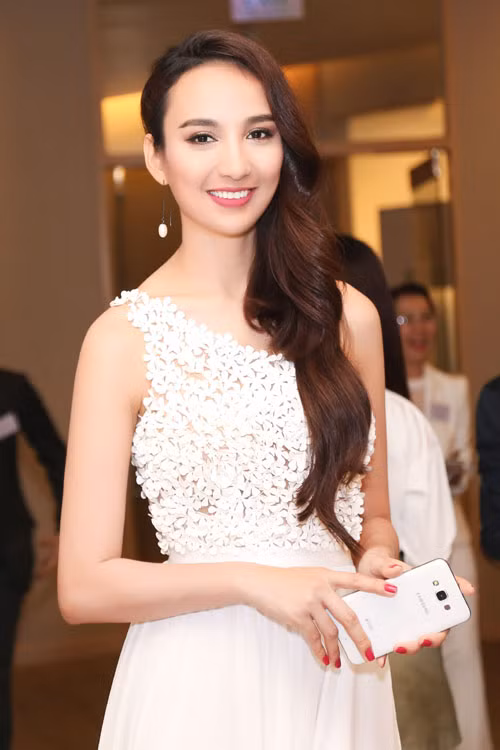 Đã có một con gái 5 tuổi nhưng người đẹp vẫn giữ được nét tươi trẻ ngọt ngào.