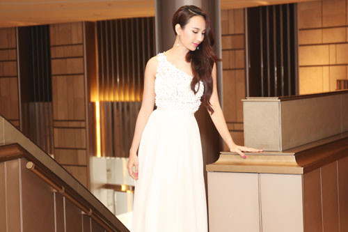 HH Du lịch Việt Nam 2008 luôn biết cách gây sự chú ý với người đối diện.