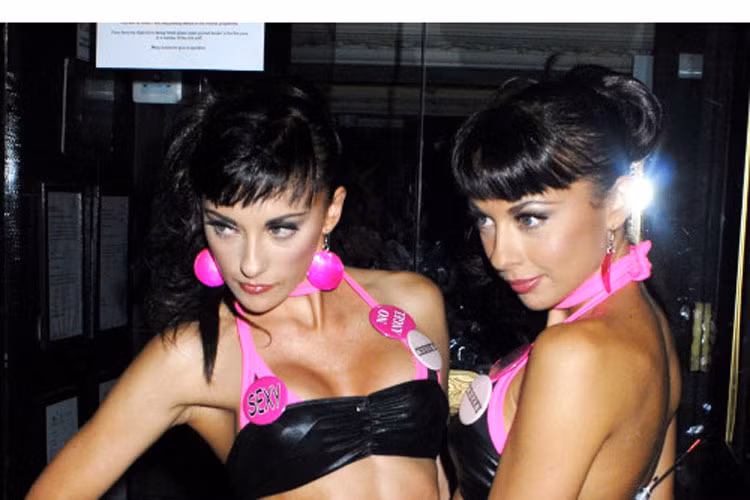 Monica và Gabriela Irimia. Hai chị em song sinh này là ngôi sao phim “The Cheeky Girls”. Thêm vào đó, cặp chị em sinh đôi cũng khá thành công trên con đường âm nhạc. Bài hát đầu tay của họ là “Touch My Bum (Cheeky Song)”. Ca khúc đã bán được hơn 1 triệu bản trên toàn thế giới.