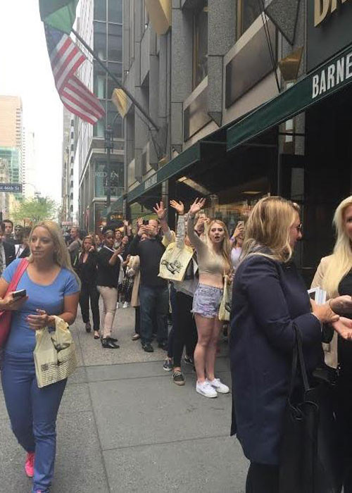 Ngay từ sáng sớm nhiều người hâm mộ có mặt trước cửa hàng sách Barnes &amp; Noble tại thành phố New York.