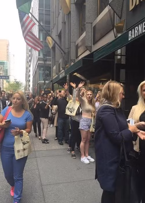 Ngay từ sáng sớm nhiều người hâm mộ có mặt trước cửa hàng sách Barnes &amp; Noble tại thành phố New York.