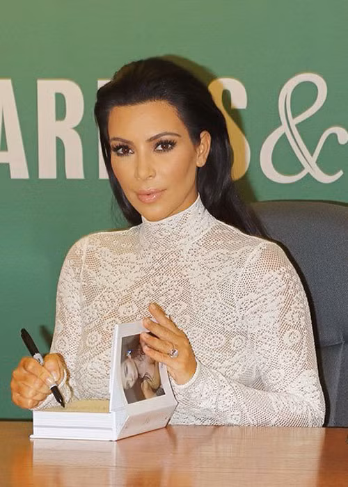 Người đẹp 34 tuổi bắt đầu ký tặng sách cho người hâm mộ. Được biết, Kim Kardashian là ngôi sao nghiện chụp ảnh tự sướng từ lâu.