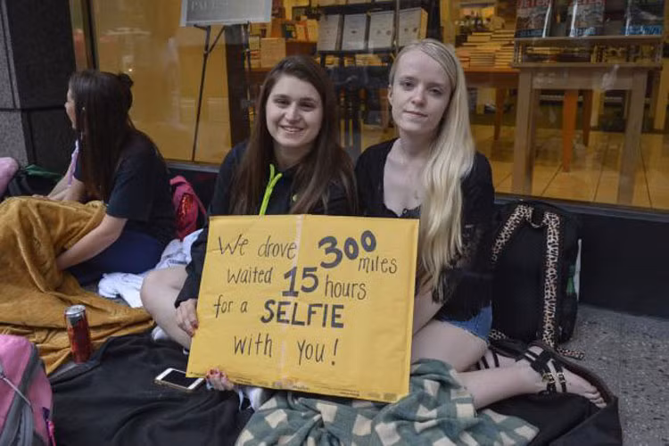 Trong khi đó, hai cô gái trẻ này đã ngồi đợi được 15 tiếng đồng. Họ vượt qua chặng đường dài gần 500 km với mong muốn nhận chữ kí của thần tượng.