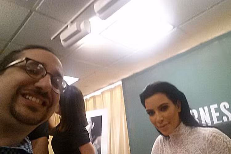 Reuven Blau, phóng viên của tờ New York Daily News chụp ảnh tự sướng với Kim Kardashian sau khi cô vui vẻ đồng ý. Bởi vì trước đó người đẹp cho biết việc chụp ảnh tự sướng tại nơi phát hành và ký sách sẽ bị cấm để tránh tình trạng tắc nghẽn hay lộn xộn.