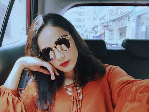 Trong cuộc sống Hạ Vi là cô gái trẻ có gu ăn mặc mix đồ rất phong cách và hợp thời trang. Chính vì vậy trên trang cá nhân, "mỹ nhân vạn người mê" có gần 100 nghìn lượt người theo dõi. Hạ Vi từng chia sẻ, hồi bé nhìn như con trai nhưng càng lớn càng xinh đẹp động lòng người.