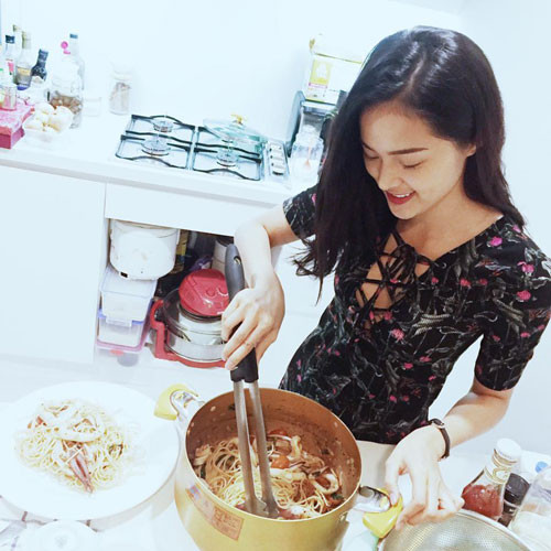 Tuy là một cô gái tuổi đời còn khá trẻ và được chiều chuộng nhưng Hạ Vi vẫn thể hiện bản thân rất đảm đang khéo léo trong chuyện bếp núc. Cô từng chia sẻ rằng, bản thân có một tình yêu không bao giờ cạn kiệt với thức ăn ngon.