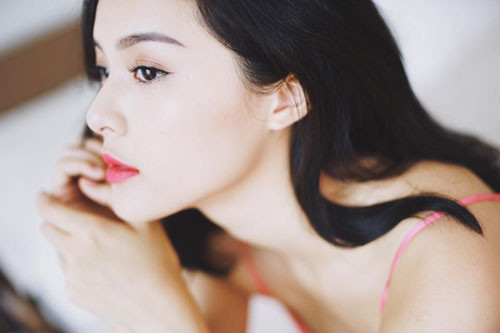 Thời gian gần đây, người đẹp vướng vào tin đồn là "tình mới" của doanh nhân Nguyễn Quốc Cường (Cường đô- la). Dù truyền thông lẫn dư luận đang dậy sóng nhưng người trong cuộc vẫn im lặng. Nhiều người cho rằng đây là chiêu trò PR của cô gái trẻ. Song thực tế, bằng nhan sắc tươi trẻ rạng người, Phạm Hạ Vi được dự đoán sẽ là một "ngọc nữ" trong tương lai của làng giải trí Việt.