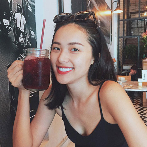 Dù ở bất kỳ hoàn cảnh nào đi chơi, đi làm hay hẹn hò cafe cùng bạn bè, cô gái trẻ vẫn luôn xinh xắn rạng ngời.