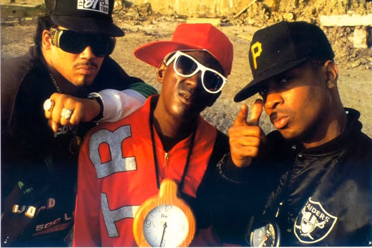 Flav (ở giữa) đóng một vai trò quan trọng trong sự thành công của nhóm. Bên cạnh cá tính mạnh mẽ của Chuck, tính cách đặc biệt của Flav trên sân khấu giúp màn biểu diễn của nhóm luôn cuốn hút khán giả. Ông thường đeo quanh cổ một chiếc đồng hồ khổng lồ. Theo chia sẻ của Chuck, Flav có thể chơi 15 nhạc cụ.