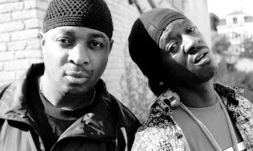 Cuộc sống của Flavor Flav dường như rẽ sang một hướng mới khi ông gặp Carlton Ridenhour (Chuck D) (bên trái). Họ là hai trong số các thành viên thuộc nhóm hip hop Public Enemy.