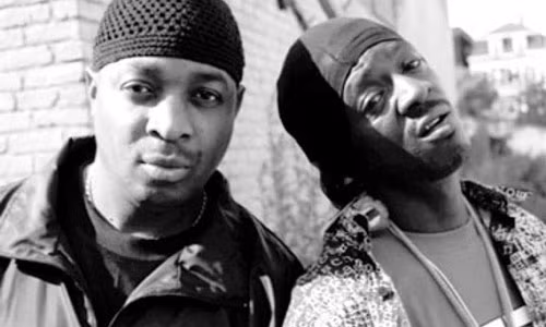 Cuộc sống của Flavor Flav dường như rẽ sang một hướng mới khi ông gặp Carlton Ridenhour (Chuck D) (bên trái). Họ là hai trong số các thành viên thuộc nhóm hip hop Public Enemy.