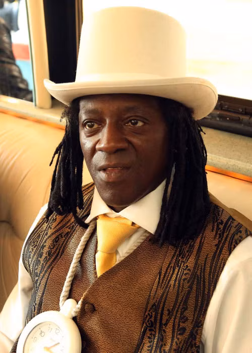 Mới đây, ông đã phải đóng 7.000 USD để được tại ngoại sau khi cảnh sát Nevada xác nhận đã tìm thấy rượu và cần sa trong chiếc xe BMW mà Flav đang lái.