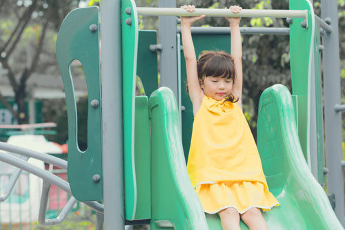 Cô bé tỏ ra vô cùng lí lắc và tinh nghịch.