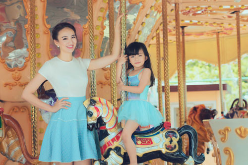 Chiko thường đi du lịch cùng mẹ, cô bé cũng thích hát và vẽ tranh. Con gái của Hoa hậu Ngọc Diễm sở hữu đôi mắt tròn, chiếc mũi cao và nụ cười tươi tắn.