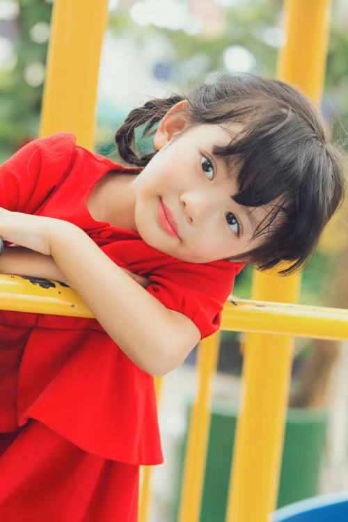 Dù mới 5 tuổi nhưng cô bé được học rất nhiều thứ từ vẽ tranh, múa cho đến ngoại ngữ. Người đẹp Ngọc Diễm mong muốn Chiko có một tương lai thật tốt từ công sức học hành chăm chỉ.