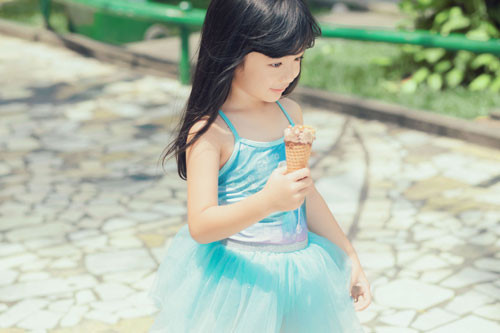 Cô bé có tên ở nhà là Chiko. Chiko năm nay 5 tuổi, ngoan ngoãn và cũng rất hiếu động, dạn dĩ trước ống kính.