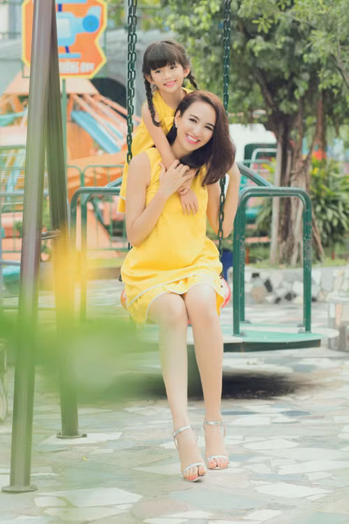 Dù không thích cụm từ "bà mẹ đơn thân" nhưng hồi đầu tháng 8 vừa rồi, Ngọc Diễm vẫn công khai đang nuôi con gái nhỏ một mình.