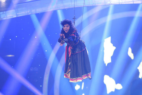 NS cải lương Võ Minh Lâm "lột xác" với "Người hóa cáo", đây là tiết mục được xem là "hoán đổi" nhất khi Minh Lâm hát rock chứ không được hát cải lương.