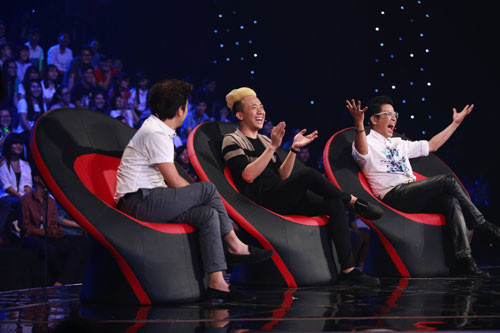 Bộ tám Trường Giang, Trấn Thành, Thanh Bạch vỡ òa hạnh phúc vì các nghệ sĩ trẻ thể hiện xuất sắc và thực sự "hoán đổi".