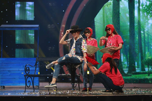 Cô thể hiện tốt năng khiếu diễn hài văn minh và tự nhiên. Cũng giống như Trường Giang, Hari Won không thẹn thùng khoe khéo người yêu Tiến Đạt có kỹ năng nhảy điêu luyện.