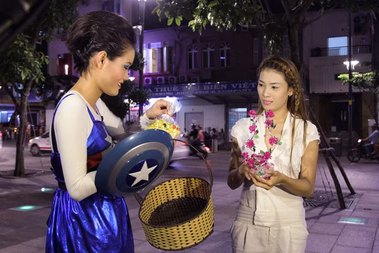 Có thể thấy, thử thách này giúp các thí sinh nâng cao kỹ năng giao tiếp và thu hút đám đông - một kỹ năng mới cần thiết cho một người mẫu chuyên nghiệp.