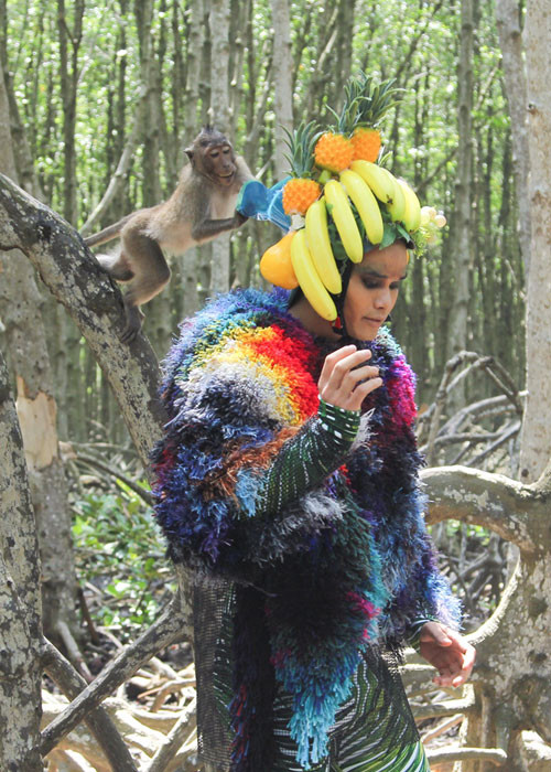 Tại đây, các thí sinh phải chụp ảnh với những “bạn diễn” đặc biệt. Đó là những chú khỉ vô cùng tinh nghịch bị thu hút bởi chiếc nón được gắn nhiều loại trái cây nhiệt đới mà top 11 Vietnam’s Next Top Model đang đội trên đầu.