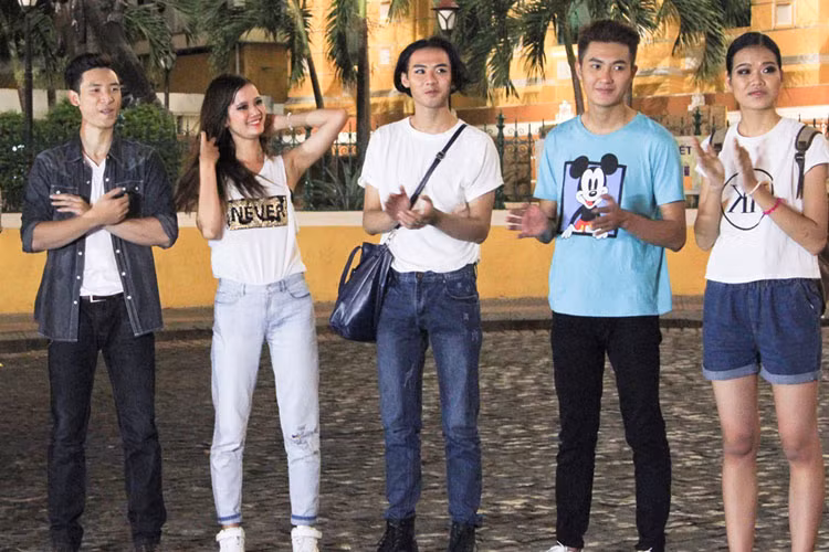 Nhờ khả năng thuyết phục khách hàng ấn tượng và kỹ năng bán hàng thông minh, hot girl Hương Ly (thứ hai bên trái) đã chiến thắng thử thách lần này.