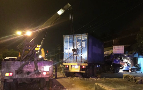 Container tong sap hai nha dan, hang chuc nguoi suyt chet