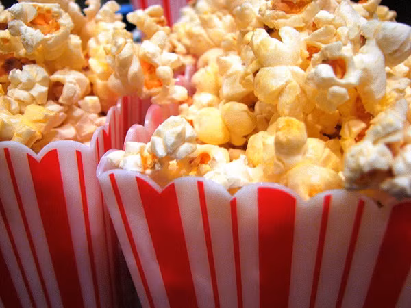 Bỏng ngô cũng dễ gây nghẹn, ngoài ra nó còn chưa nhiều đường không tốt cho bé.