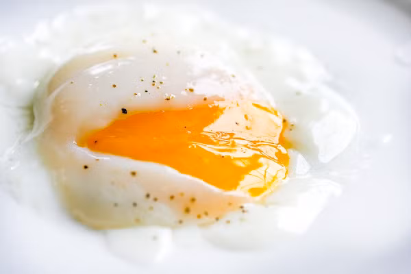 Trứng sống hoặc chưa nấu chín kỹ chứa vi khuẩn Salmonella có thể dẫn đến ngộ độc, do đó, cần phải chắc chắn rằng trứng đã được nấu chín trước khi cho trẻ ăn. 