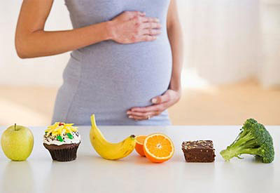 Thai phụ cần chú ý cân bằng dinh dưỡng. Đặc biệt chú ý không nên ăn quá nhiều nội tạng động vật (gan, cật) để tránh gây trở ngại cho sự phát triển của thai nhi. Đồng thời ăn nhiều uống nhiều càng có khả năng gây ra viêm tuyến tụy, làm bộc phát bệnh tiểu đường, vì vậy khi thai phụ “tiếp xúc” với các món cao lương mỹ vị cần kiềm chế.