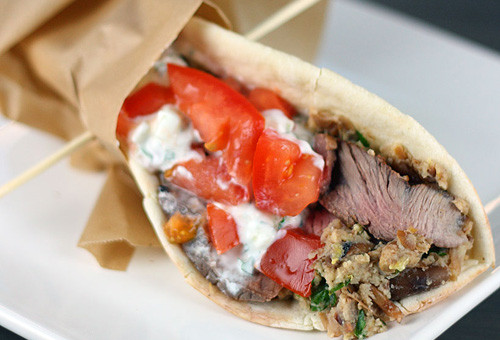 Món bánh mì gyros nổi tiếng đặc trưng của đất nước Hy Lạp. Vẫn là những miếng thịt thơm ngon, giòn rụm, được ăn cùng bánh mì pitta, cà chua, hành và loại sốt tzatziki đặc biệt, bánh gyros chắc chắn sẽ sớm gây sốt năm 2015. Ảnh: toptentravel